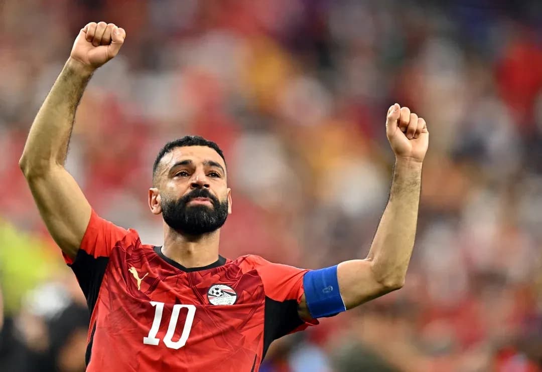 Jugador de Egipto celebrando con el puño en alto