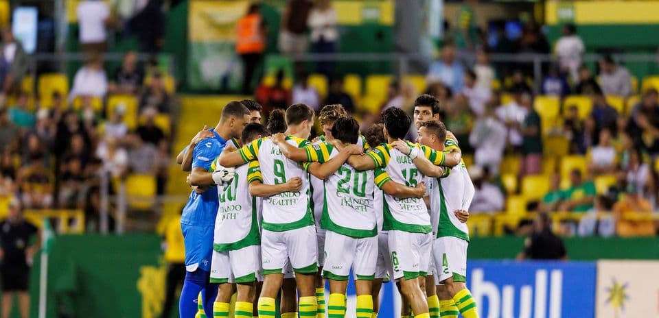 Jugadores de Tampa Bay Rowdies en huddle