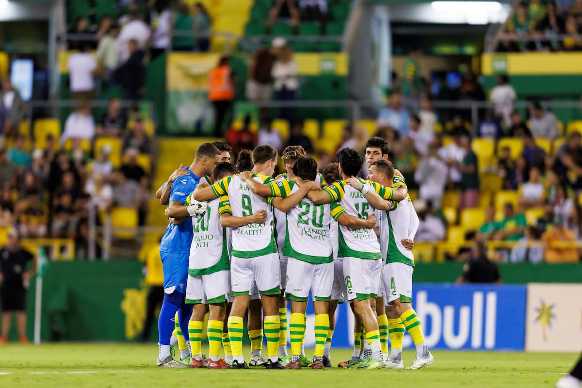 Jugadores de Tampa Bay Rowdies en huddle