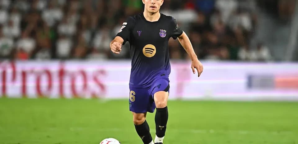 Jugador con balón durante partido de fútbol