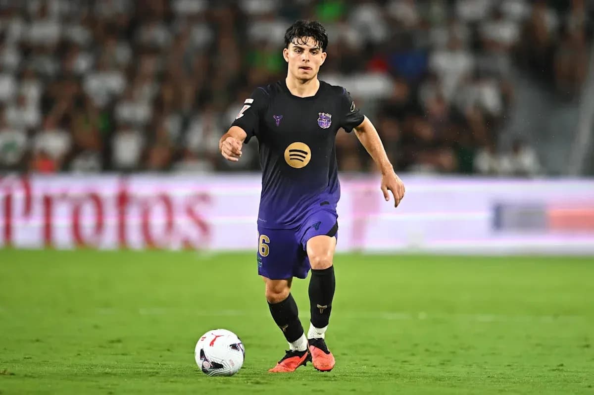 Jugador con balón durante partido de fútbol