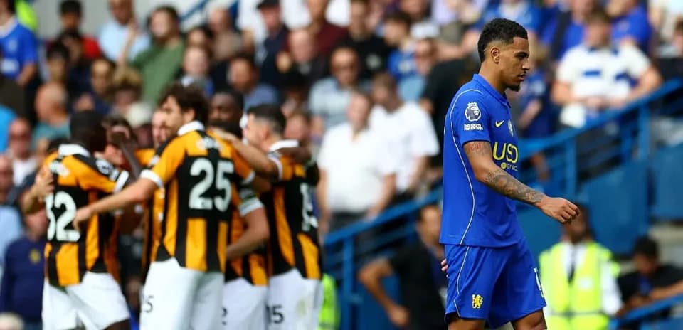 Jugador de Chelsea caminando tras un gol rival