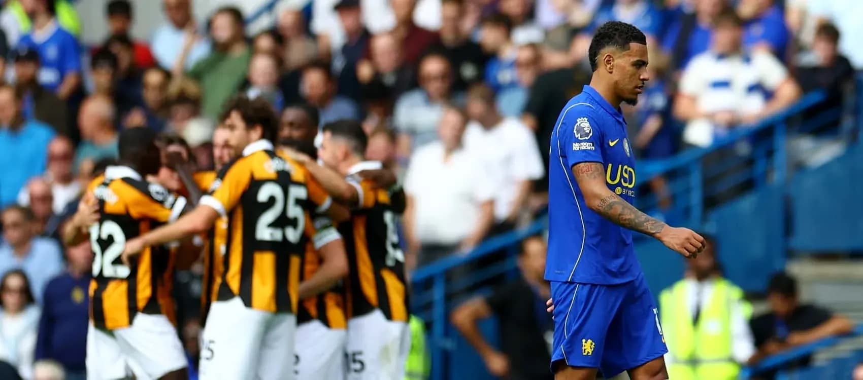 Jugador de Chelsea caminando tras un gol rival