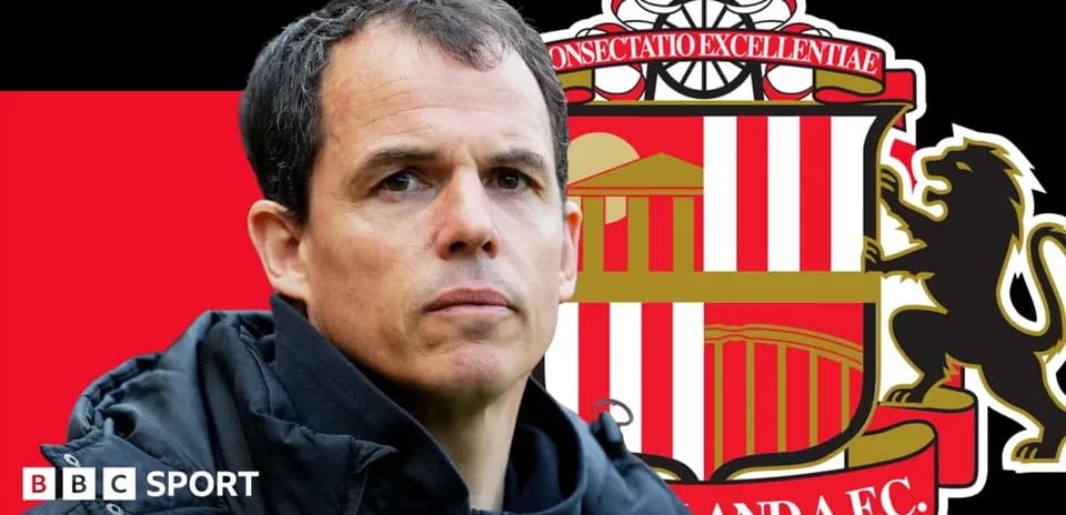 Entrenador de Sunderland frente a su escudo