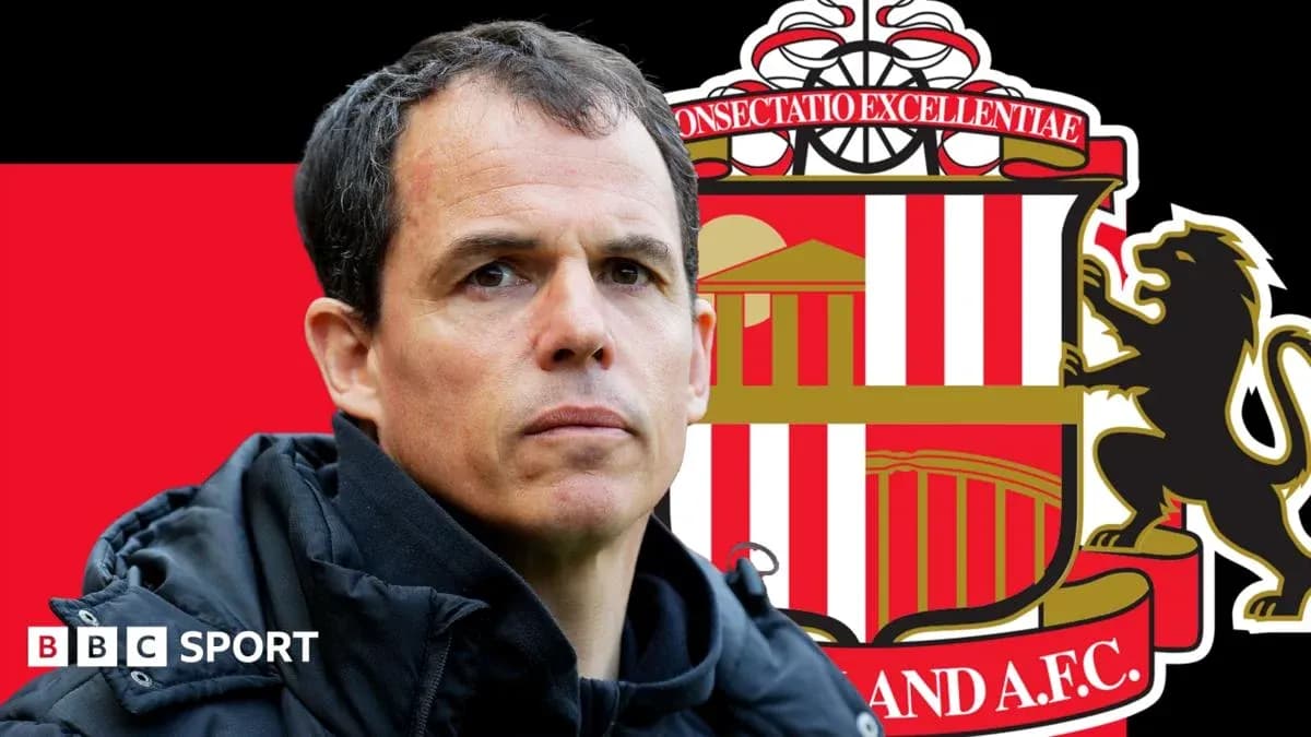 Entrenador de Sunderland frente a su escudo
