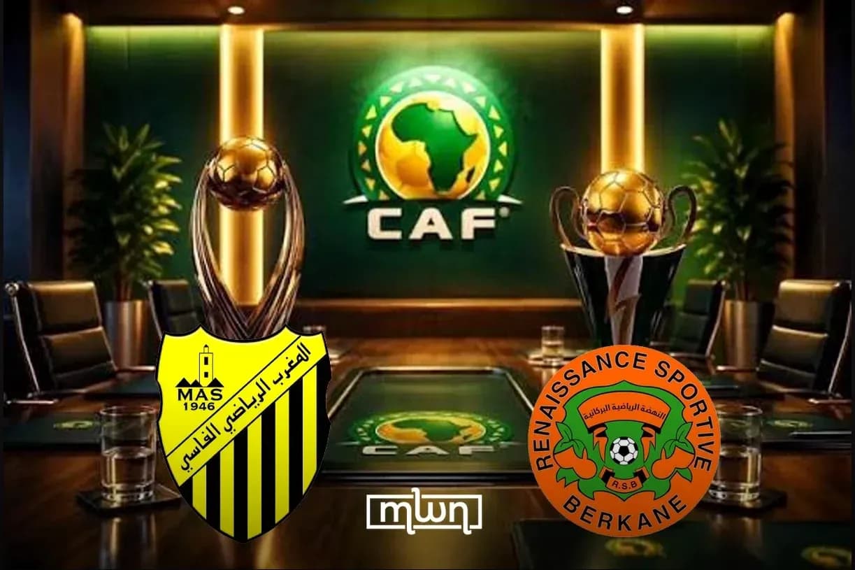 Trofeos y logos de equipos en sala de conferencias