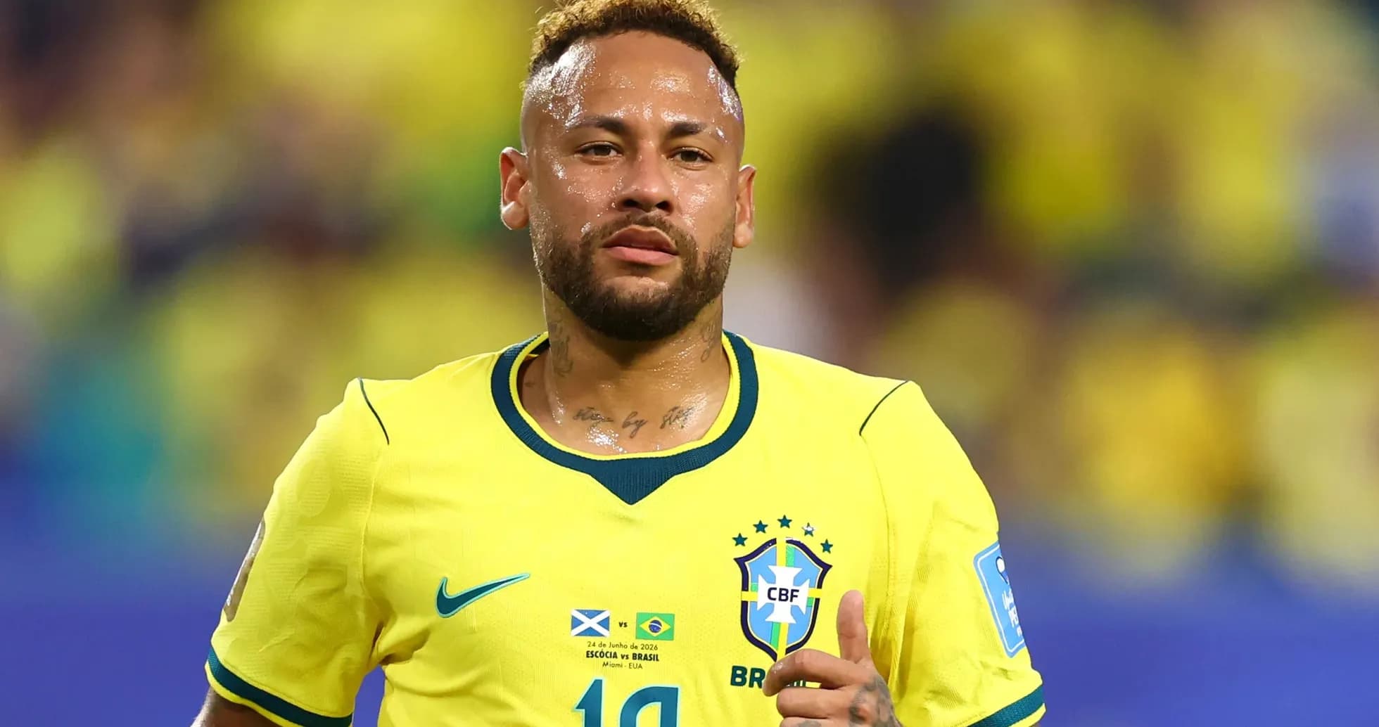 Neymar en la cancha con camiseta de Brasil