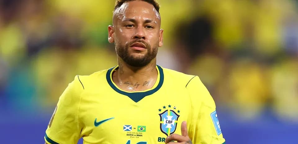 Neymar en la cancha con camiseta de Brasil