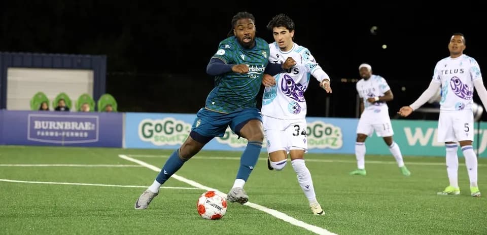 Jugadores de York United y Forge en acción