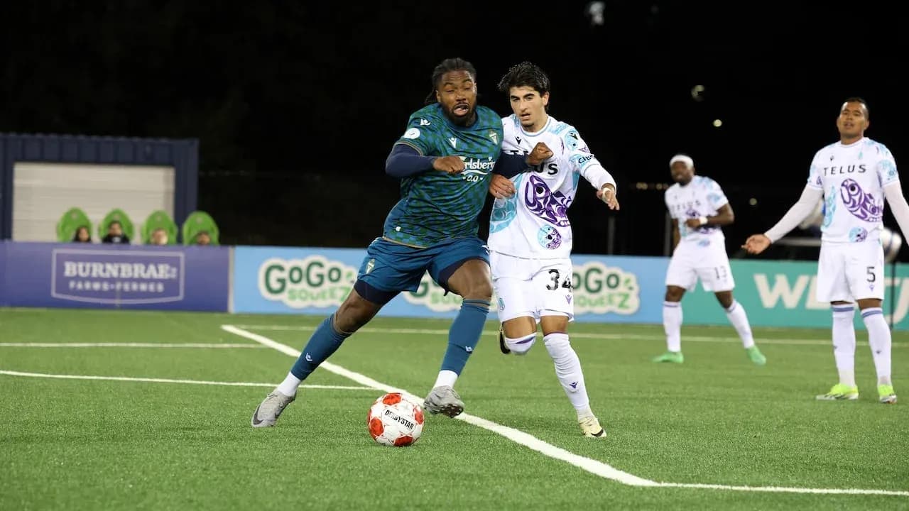 Jugadores de York United y Forge en acción