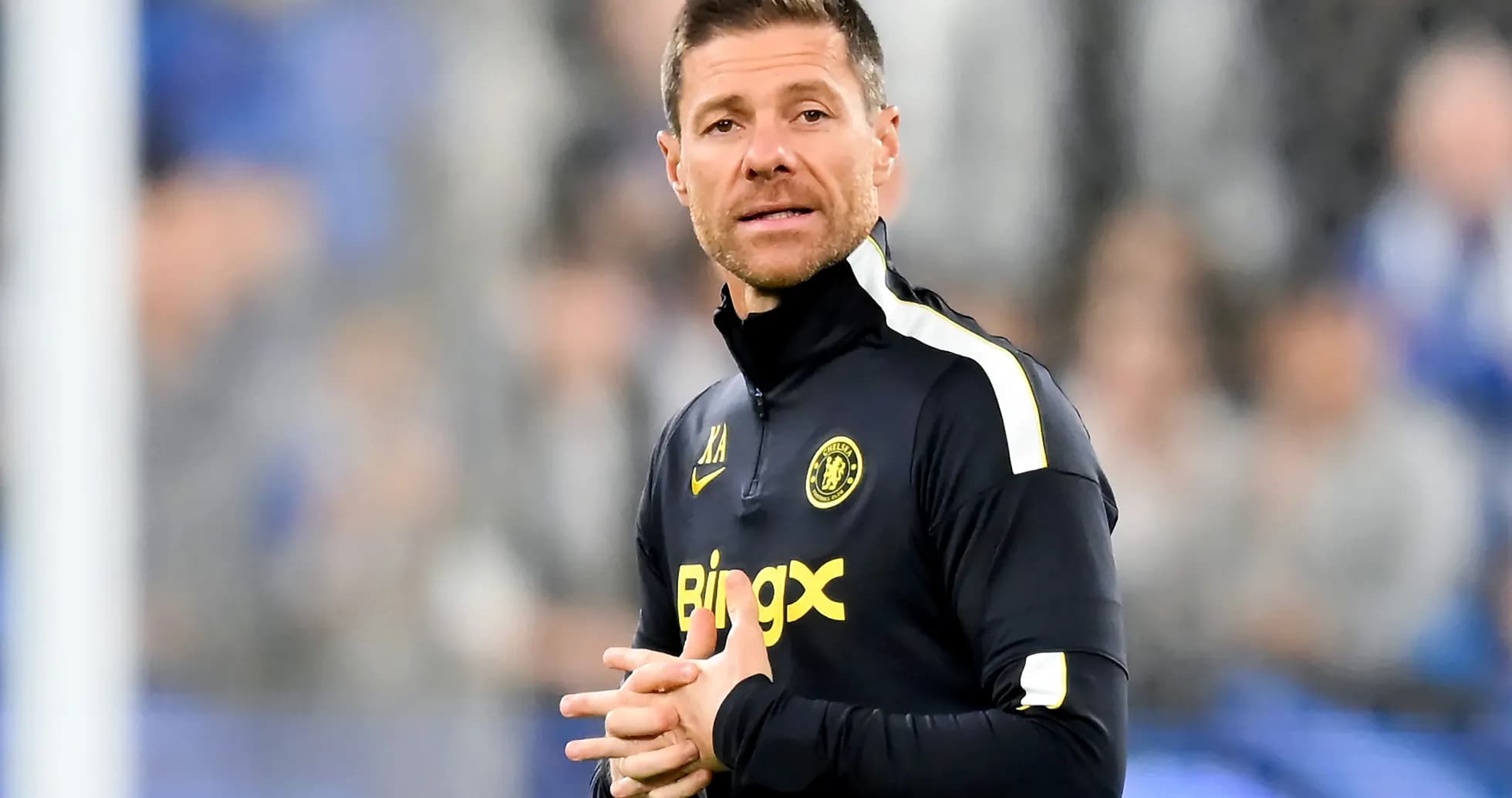 Entrenador dando instrucciones en el campo de juego