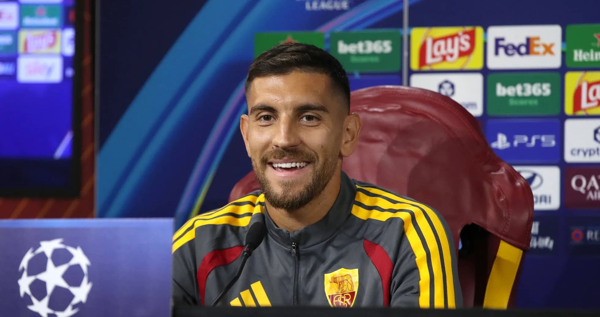 Jugador sonriente en conferencia de prensa