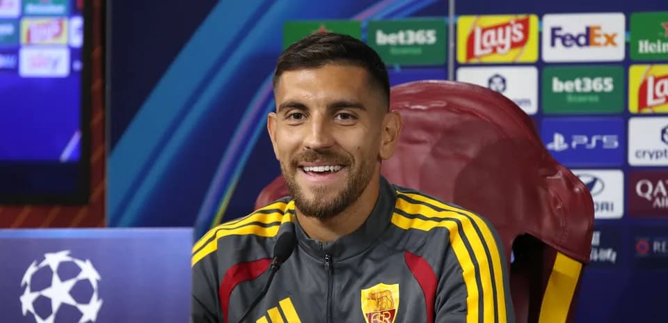 Jugador sonriente en conferencia de prensa