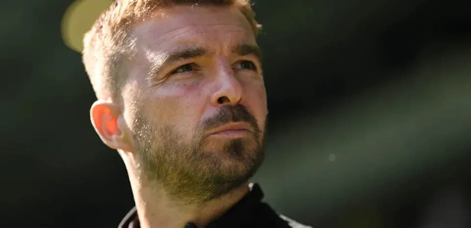 Entrenador mirando hacia el horizonte durante el partido
