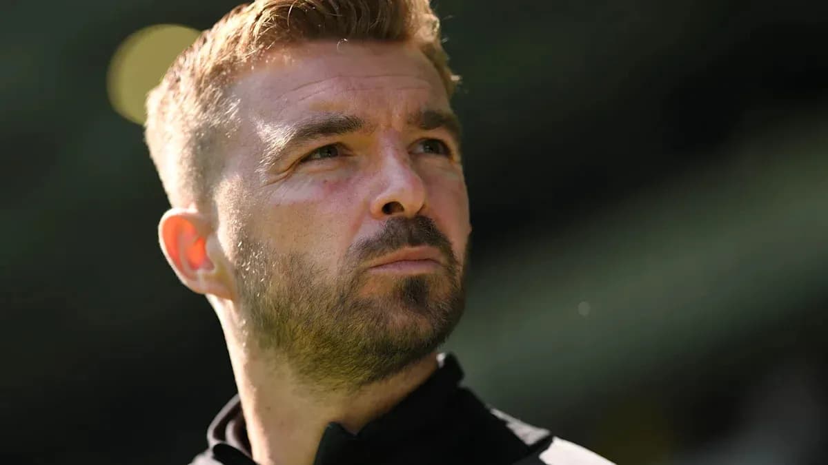 Entrenador mirando hacia el horizonte durante el partido
