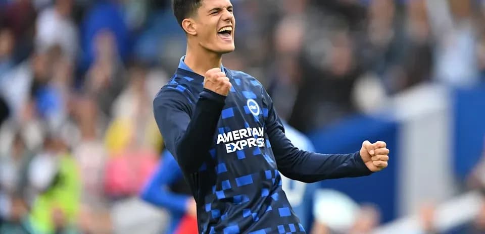 Jugador celebrando en el campo durante el partido