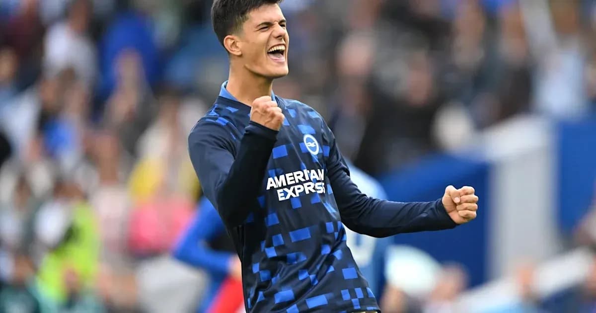 Jugador celebrando en el campo durante el partido