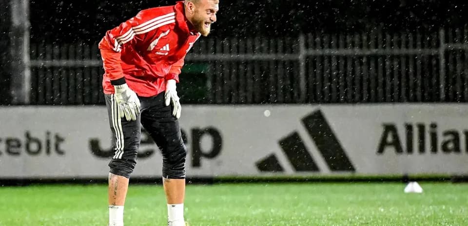 Portero entrenando bajo la lluvia en el campo