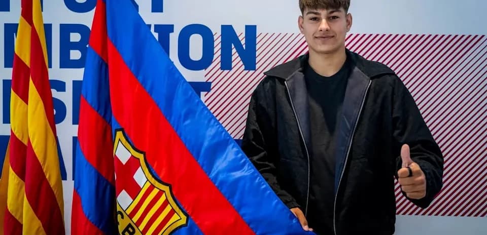 Jugador con bandera del FC Barcelona en presentación