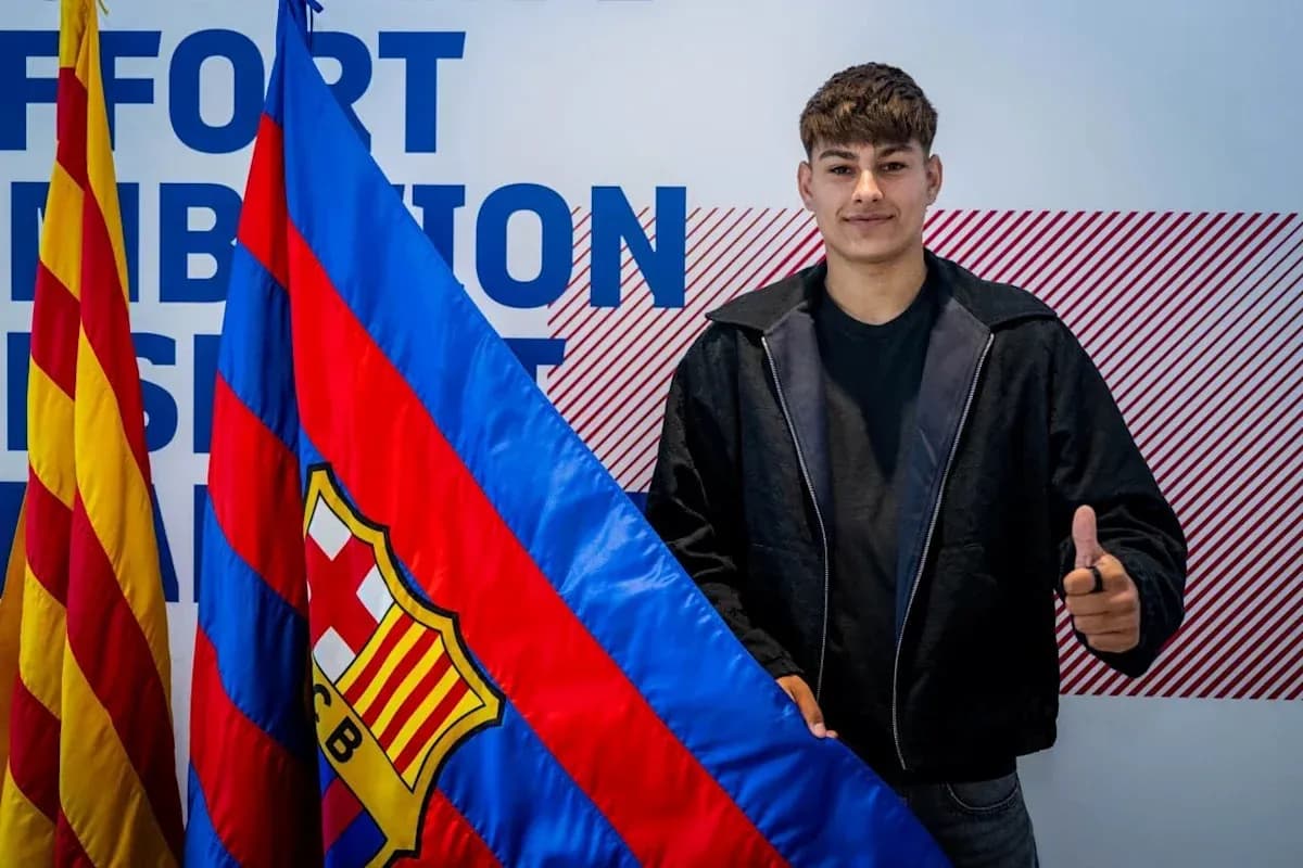Jugador con bandera del FC Barcelona en presentación