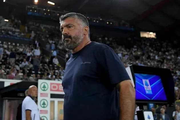 Entrenador observando el partido desde la banda