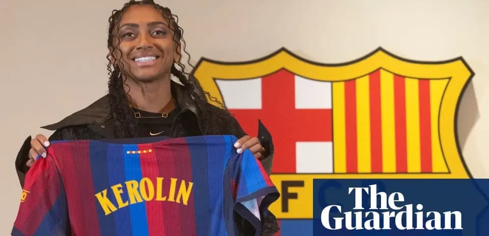 Jugadora sosteniendo camiseta del FC Barcelona