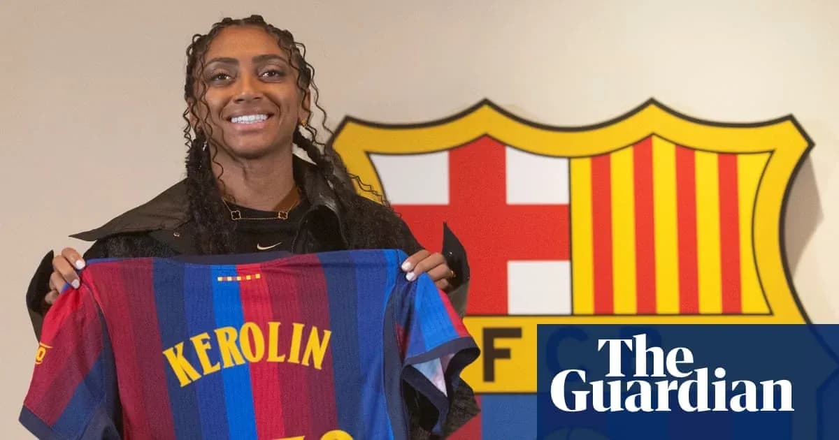 Jugadora sosteniendo camiseta del FC Barcelona