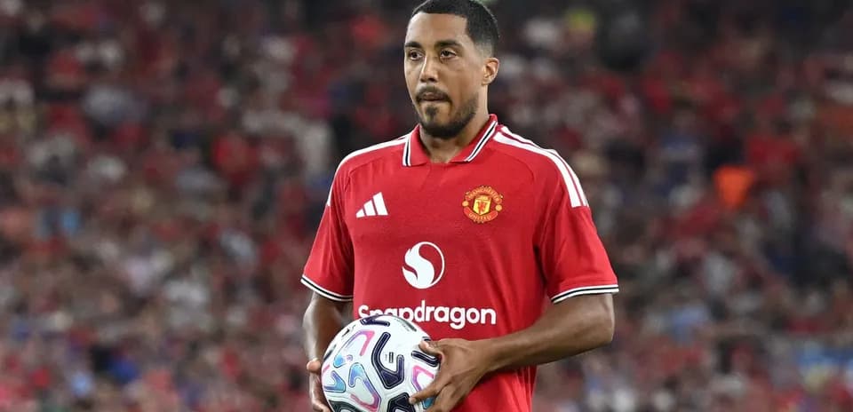 Jugador sosteniendo un balón durante partido de fútbol