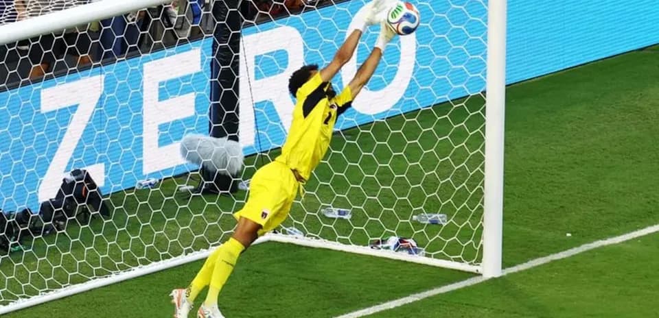Portero saltando para detener un tiro de penalti