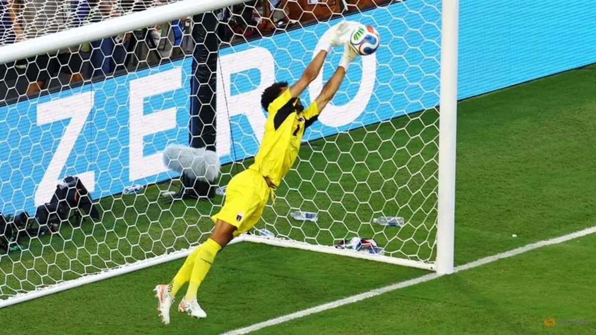 Portero saltando para detener un tiro de penalti