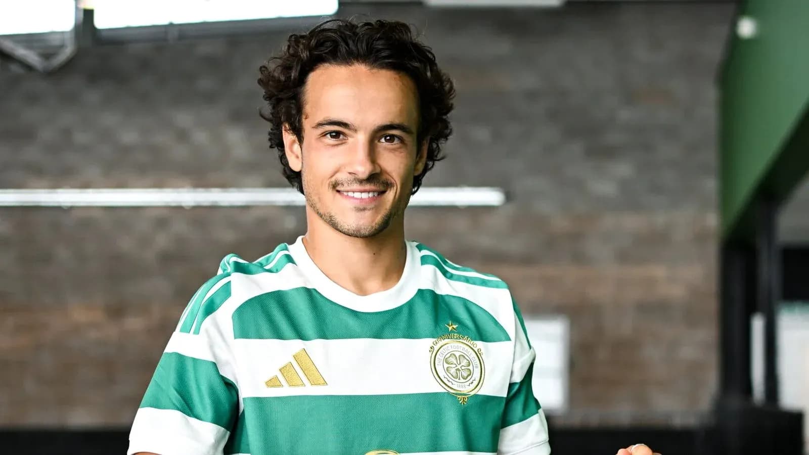 Jugador sonriendo con camiseta de Celtic FC