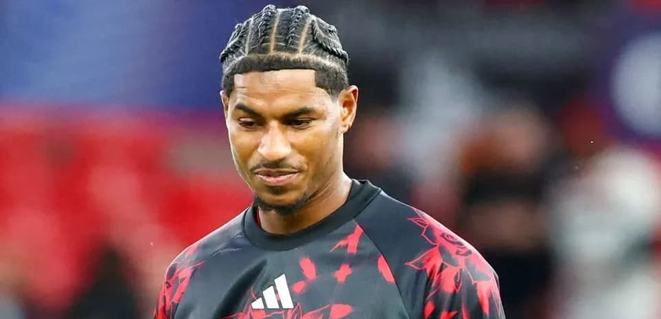 Jugador con camiseta de calentamiento antes del partido