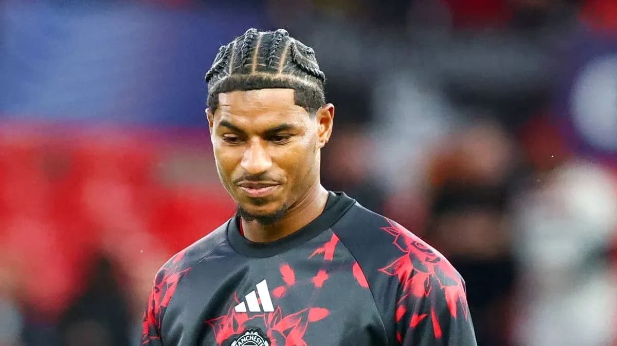 Jugador con camiseta de calentamiento antes del partido