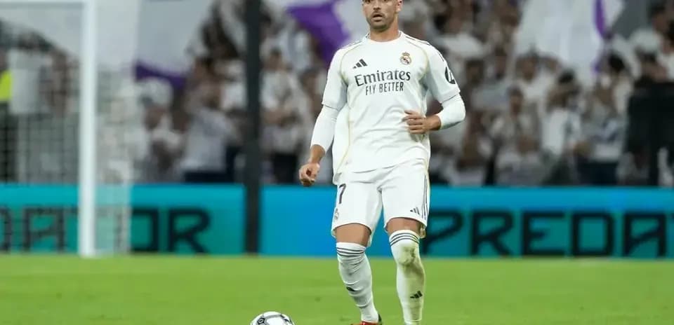 Jugador del Real Madrid preparando un tiro libre