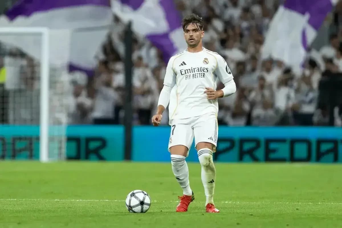 Jugador del Real Madrid preparando un tiro libre