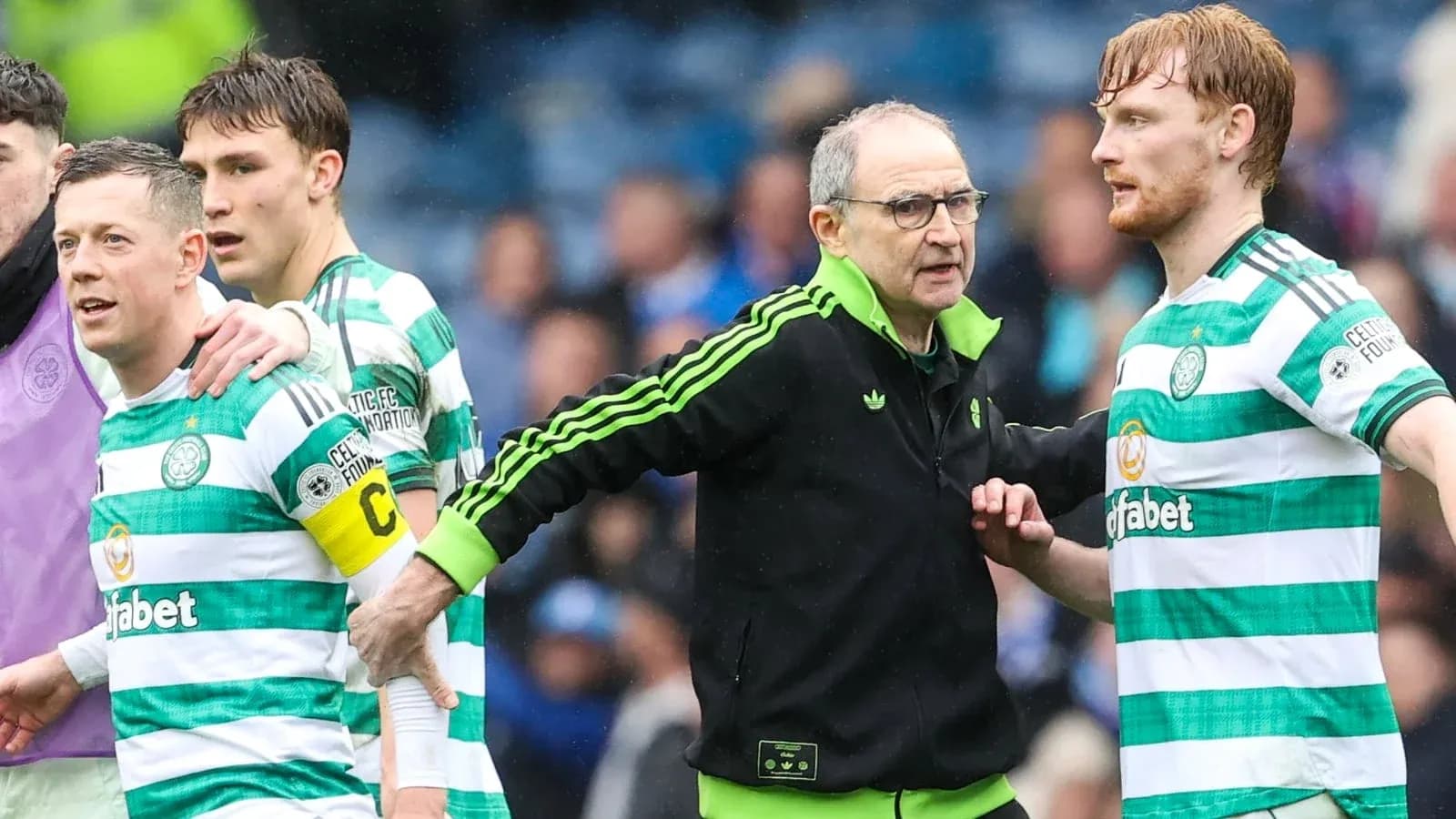 Entrenador hablando con jugadores de Celtic en partido
