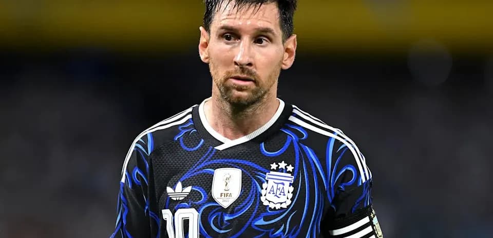 Jugador argentino en camiseta negra durante partido