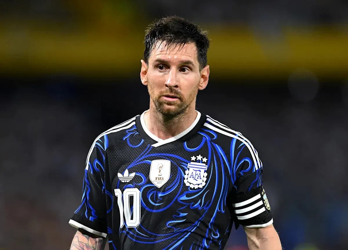 Jugador argentino en camiseta negra durante partido