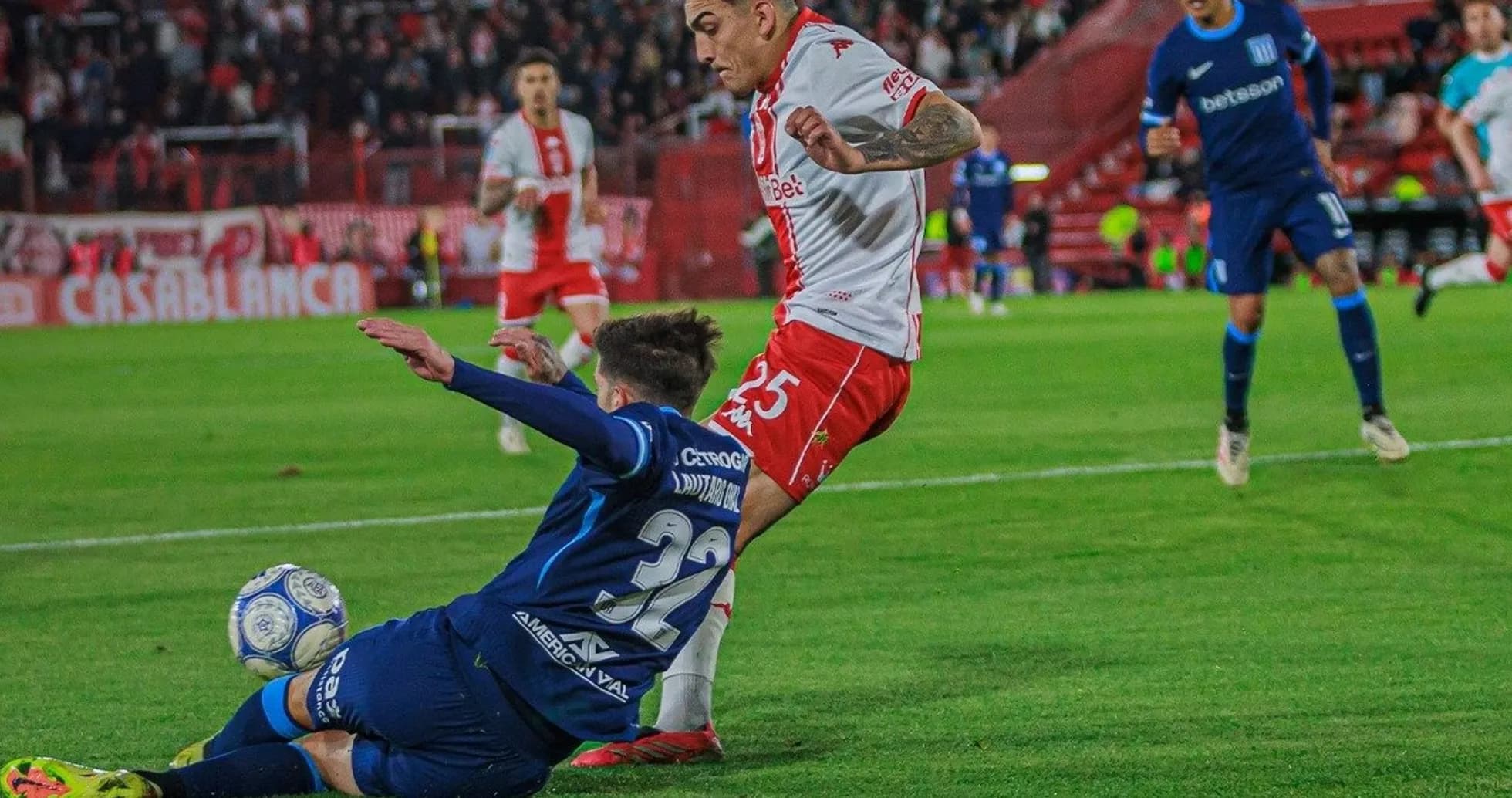 Jugador de Huracán esquivando una entrada