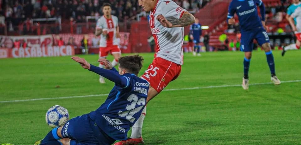 Jugador de Huracán esquivando una entrada