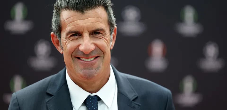 Hombre sonriendo en evento deportivo con fondo oscuro