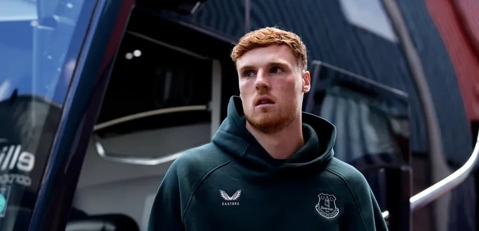 Jugador de Everton bajando del autobús del equipo