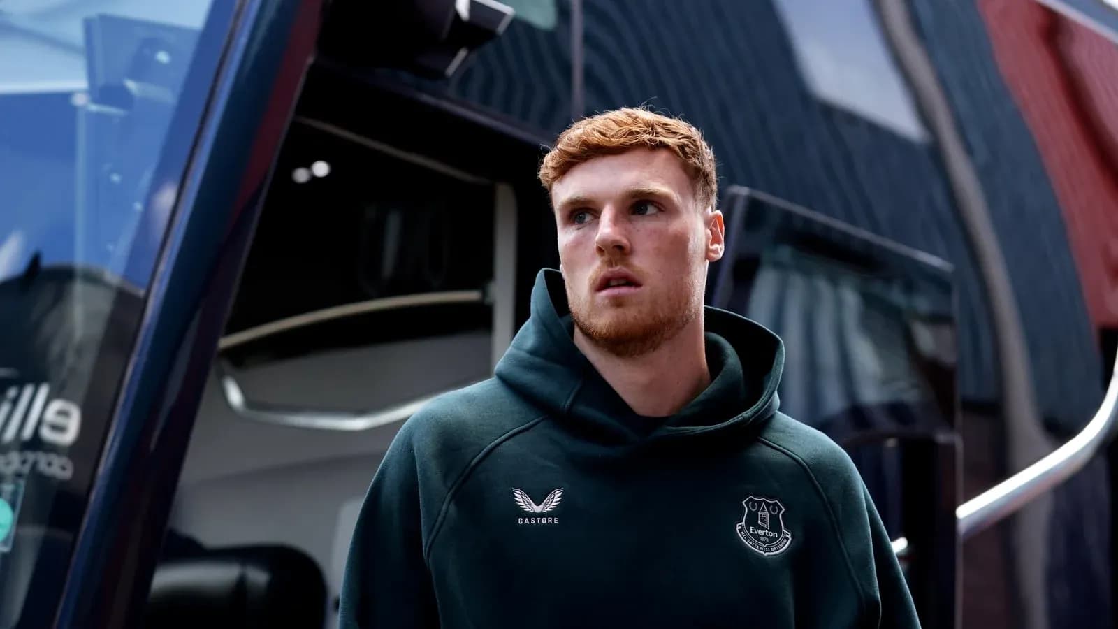 Jugador de Everton bajando del autobús del equipo