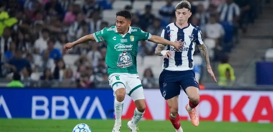 Jugador de León compitiendo con Monterrey