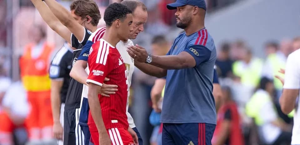 Jugador recibiendo instrucciones del entrenador durante partido
