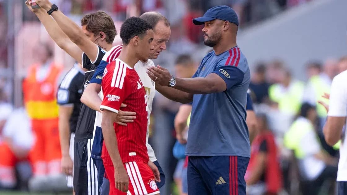 Jugador recibiendo instrucciones del entrenador durante partido