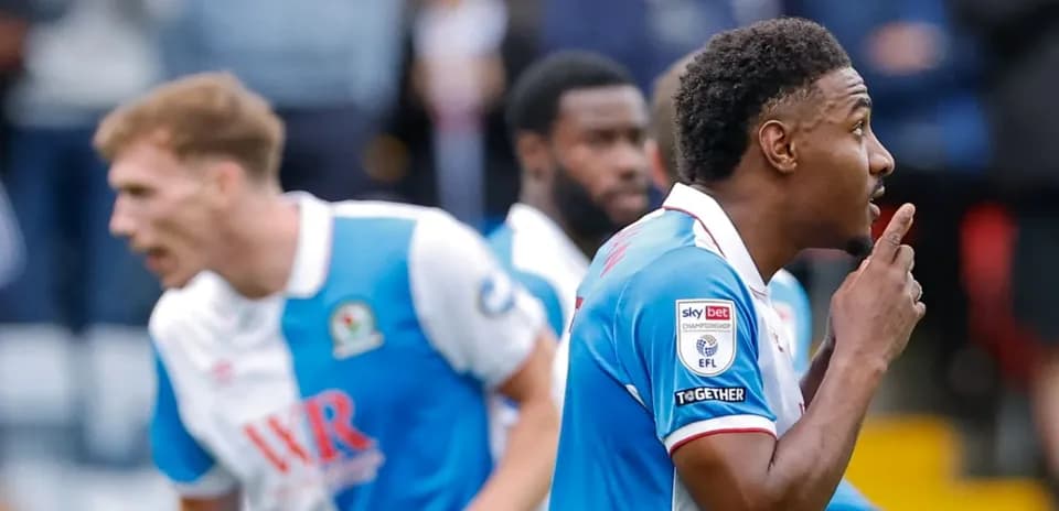 Jugador de Blackburn Rovers celebrando con gesto de silencio