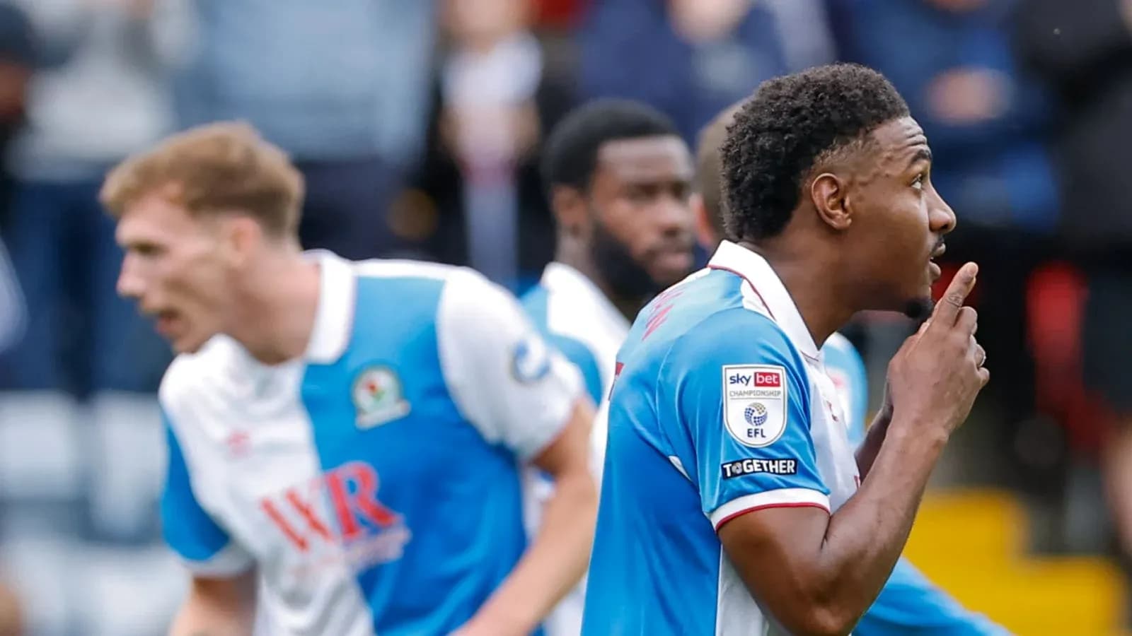 Jugador de Blackburn Rovers celebrando con gesto de silencio