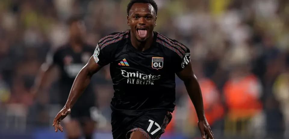 Jugador de Lyon celebrando un gol en Champions