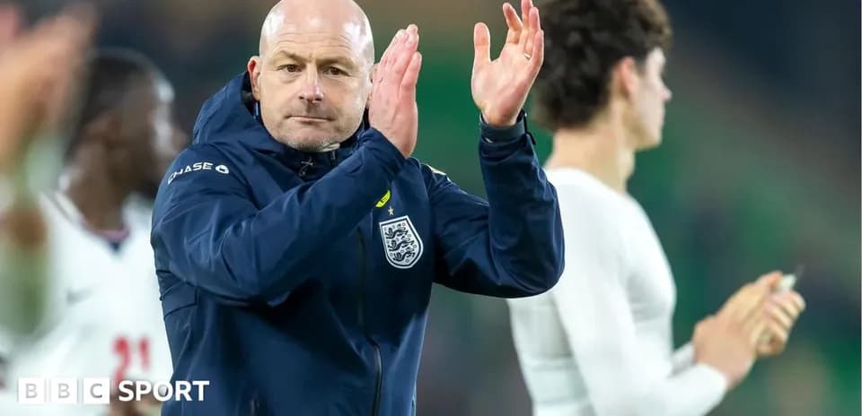 Entrenador de Inglaterra aplaudiendo tras el partido